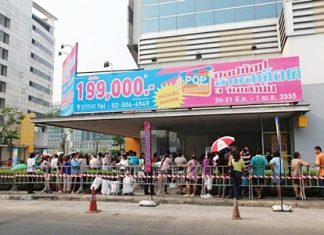 Potential investors queue up to buy the 214 shops put on sale by Bangkok Land in Muang Thong Thani.